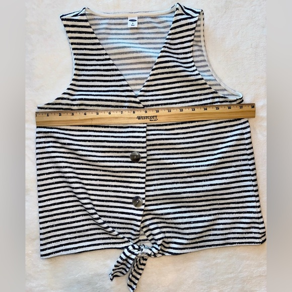 2 Old Navy sleeveless shirts. Both size Medium. Buttons with tie. EUC. - Picture 15 of 16